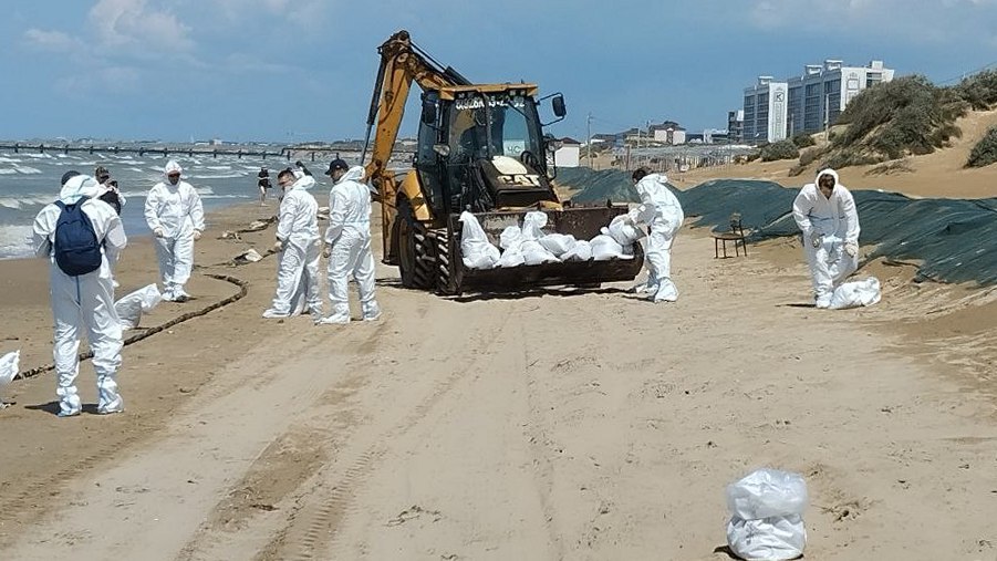 Свыше 3900 тонн мазута находится в затонувших танкерах «Волгонефть-239» и «Волгонефть-212» на Кубани «На данный момент в стране еще нет технологии, которая позволила бы поднять мазут марки М-100. Российские инженеры все еще ищут наиболее эффективные решения», — цитирует ТАСС министра транспорта РФ Романа Старовойта. Южная служба новостей