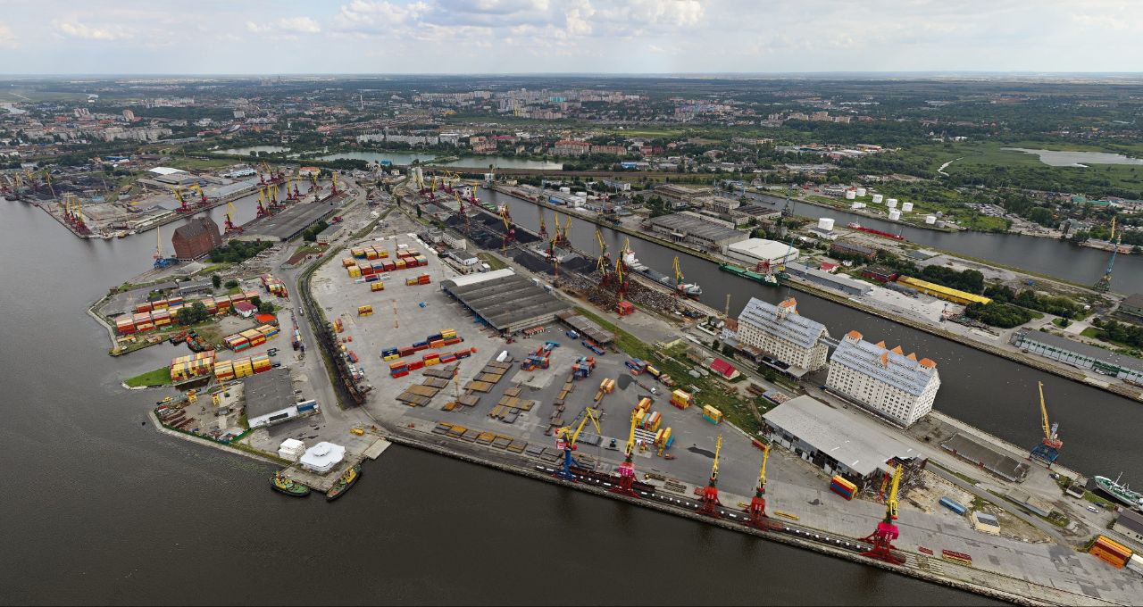 FESCO выкупила ранее национализированный Калининградский морской торговый порт Соответствующая информация размещена в ЕГРЮЛ Как сообщало ИАА ПортНьюс в 2023 году Арбитражный суд Калининградской области удовлетворил исковое заявление Генеральной прокуратуры РФ о взыскании в доход государства акций Калининградского морского торгового порта После чего решение суда было поддержано апелляционным кассационным и Верховным судом РФ