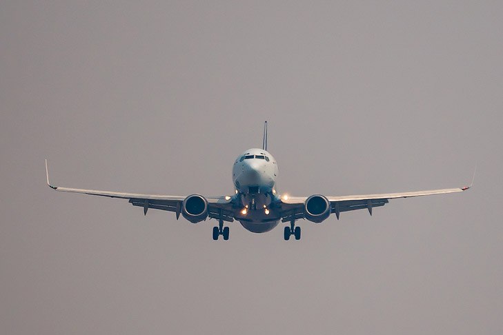 Самолёт S7 пять раз пытался приземлиться в Новосибирске из за сильного ветра Пассажирский лайнер несколько раз заходил на посадку в аэропорт Толмачево но сильный ветер спутал все планы не дав самолету коснуться земли Ураганный ветер со скоростью более 20 метров в секунду на протяжении всего дня 6 января бушует в Новосибирской области провоцирует сильные метели затрудняя движение для автомобильного транспорта и даже самолетов Подробнее ТРАНСПОРТ Подписаться на наш канал в MAX