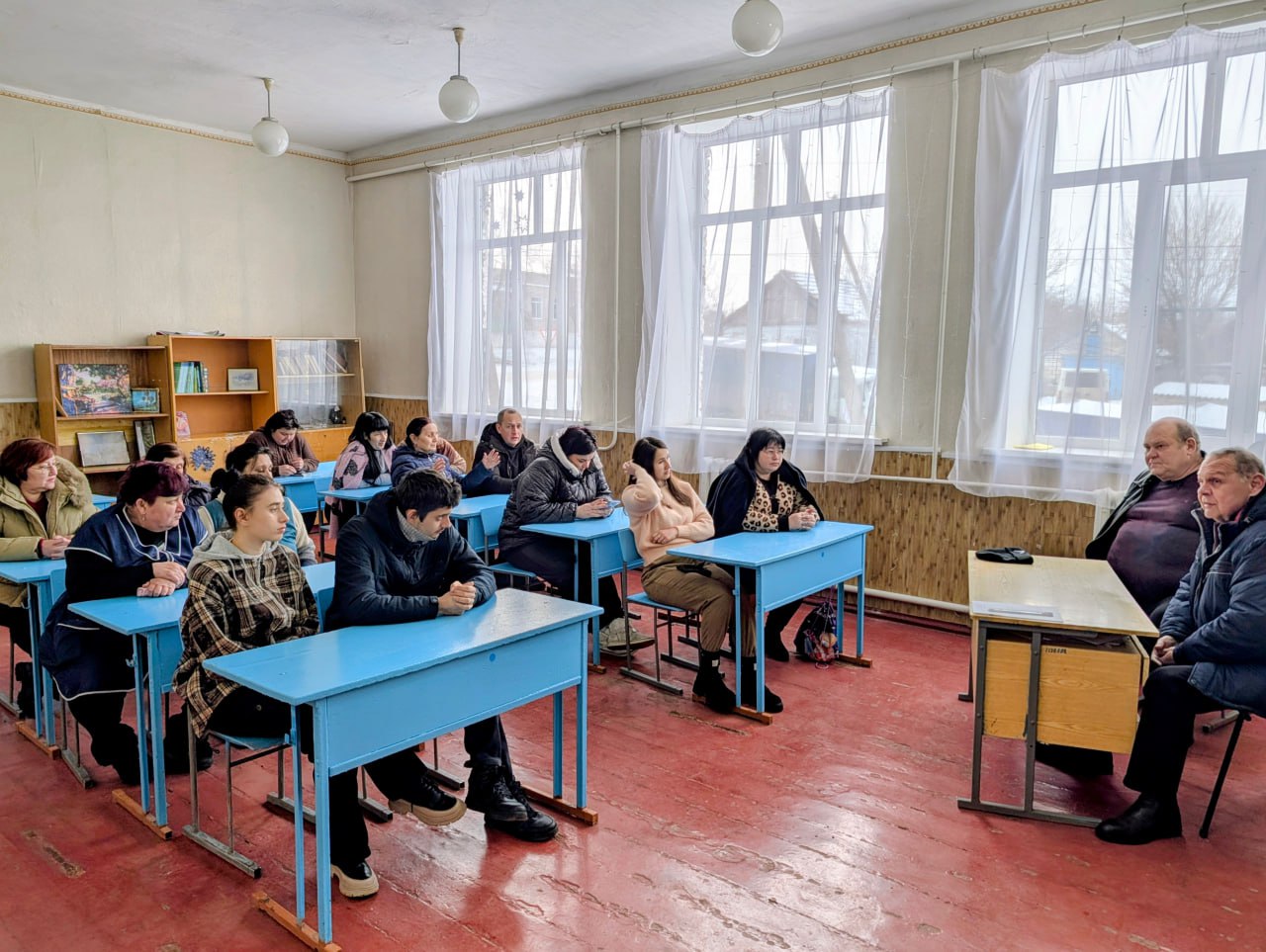 Встреча с трудовым коллективом Васильевской школы Заместитель Главы Администрации Старобешевского муниципального округа Александр Ретивов провел встречу с трудовым коллективом Васильевской школы обсудив актуальные вопросы и проблемы беспокоящие население   Отсутствие уличного освещения в селе Раздольное и центральной улице села Васильевка Александр Борисович отметил что уличное освещение на данном участке было установлено в рамках программы Комплексное развитие сельский территорий для подключения администрацией будет направлено письмо в Автодор   Состояние дорог Обсуждались проблемы с дорогами в селах особенно по улице Школьной и Мира где сильные вибрации от большегрузного транспорта приводят к их разрушению Заместитель Главы поручил руководству Агрозаря разработать новый маршрут для перевозки и этот вопрос будет учтен в планах на 2027 год  Газификация села Проведена инвентаризация домовладений и подана заявка на включение в программу догазификации и газификации Это станет значительным шагом к улучшению качества жизни наших жителей обеспечив их комфортными условиями Эта встреча позволила не только обсудить текущие проблемы но и обозначить пути их решения ЕРДНР ЕдинаяРоссия ЕРСтаробешево