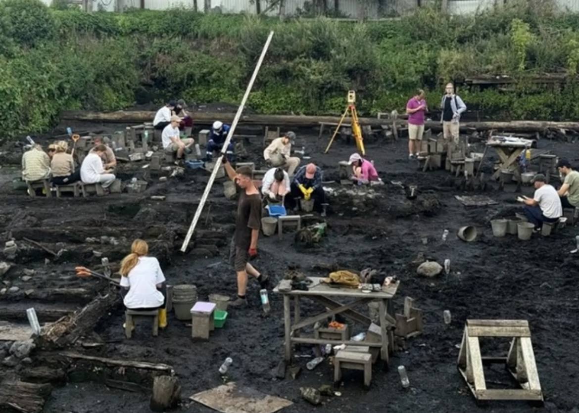 В Великом Новгороде нашли берестяную грамоту весть матери В Новгородском музее заповеднике сообщили что в минувшую пятницу 5 сентября на Троицком 16 м раскопе в Великом Новгороде экспедиция МГУ и Центра археологических исследований Новгородского музея заповедника нашла берестяную грамоту Грамота получила номер 1236 Письмо целое с небольшими утратами Это четвёртая грамота найденная в Троицком 16 го раскопе в этом сезоне В отличие от большинства остальных грамота написана на внешней белой стороне берёзовой коры Она представляет собой короткое сообщение о том что Дмитр с неким Пунею послали весть матери Текст прочитал лингвист академик Российской академии наук Алексей Гиппиус Далее на бересте написаны отдельные буквы Д ЖЕ ЖЖ Расшифровать их ещё предстоит
