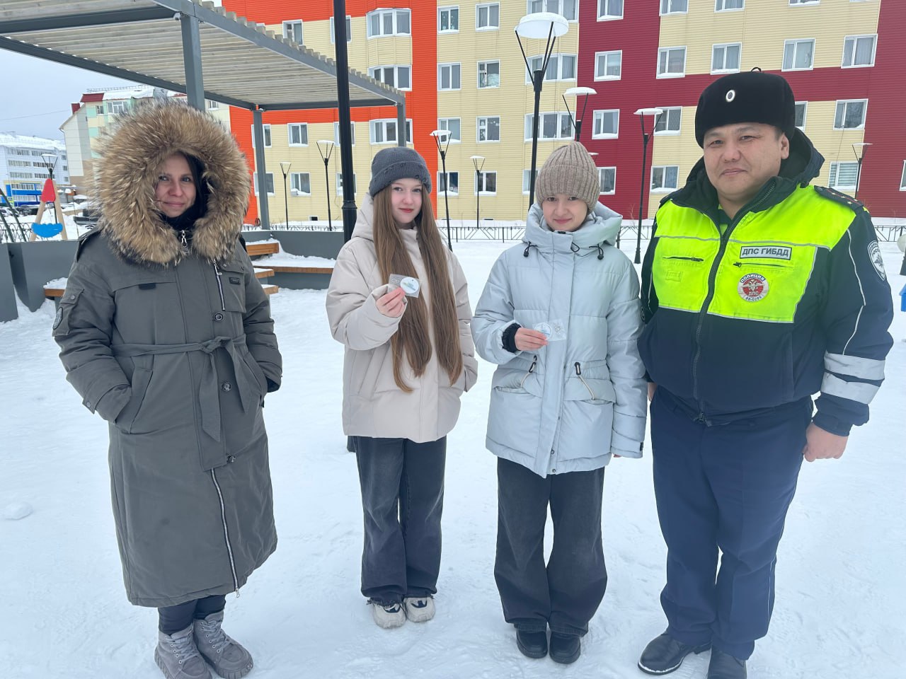 В Губкинском автоинспекторы и общественный помощник Уполномоченного по правам ребенка в ЯНАО провели беседы на детских площадках.  28 февраля в ходе бесед сотрудники Госавтоинспекции и общественники рассказали детям о важности соблюдения Правил дорожного движения и призвали быть внимательными при передвижении во дворе, отказаться от использования наушников и других гаджетов при переходе проезжей части. Детям также рассказали, чем занимаются юные инспекторы движения.   В конце каждой беседы дети получили тематические памятки и световозвращающие элементы, которые сделают их намного заметнее для водителей транспортных средств.     #мвдроссии #полиция #гибддянао #гибдд #янао #губкинский