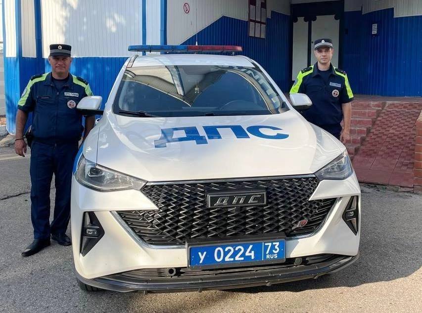 Ульяновские автоинспекторы оперативно доставили в больницу ребенка, нуждающегося в экстренной медицинской помощи Вечером 9 июля 2025 года старшие инспекторы дорожно-патрульной службы ОГИБДД МО МВД России «Ульяновский» старшие лейтенанты полиции Даниил Лукьянов и Андрей Ключников находились на маршруте патрулирования. На 184 км автодороги «Цивильск – Ульяновск» к сотрудникам Госвтоинспекции обратился водитель автомобиля «Черри Тигго» с просьбой помочь его внучке, которая внезапно потеряла сознание. Оценив обстановку, автоинспекторы на патрульном автомобиле доставили девочку с матерью в медицинское учреждение и сопроводили их до приемного отделения, после чего полицейские вернулись на свой маршрут патрулирования.