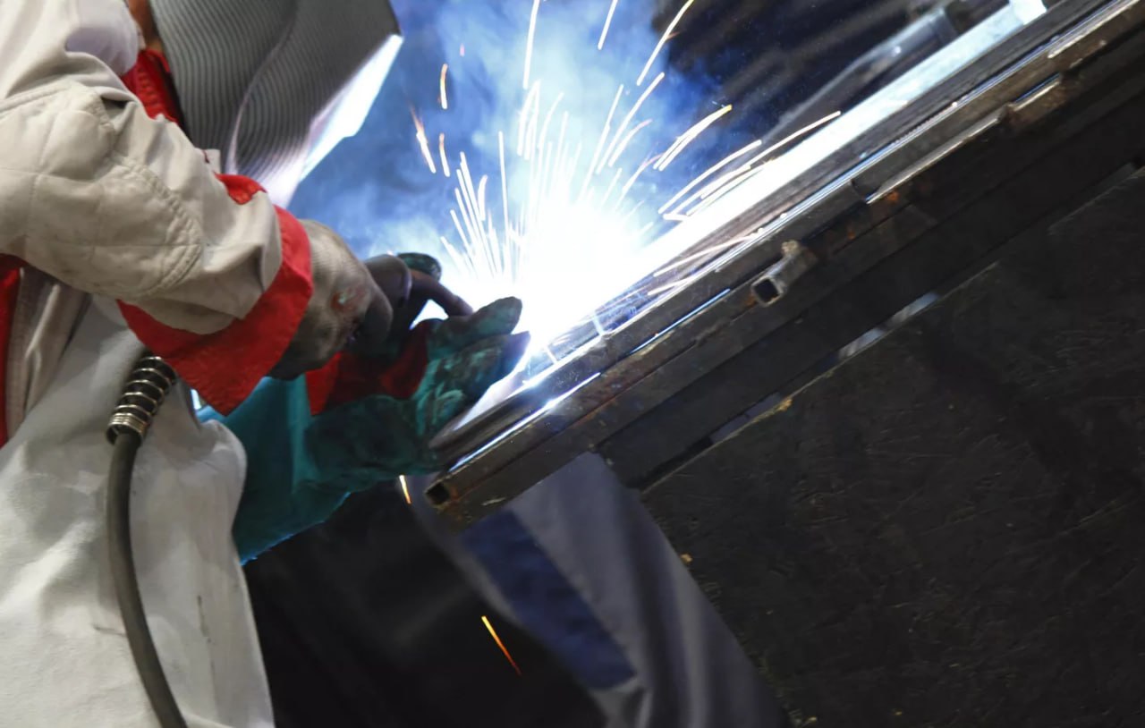 В России средние зарплаты сварщиков в этом году выросли на 21 и превысили 130 тыс рублей выяснили эксперты Авито Работы исследование есть у РИА Новости Сильнее всего зарплаты выросли у сварщиков шестого разряда на 47 до 181 274 тыс рублей Такие специалисты привлекаются к особо ответственным работам сварке трубопроводов высокого давления работам при низких температурах соединению легированных и разнородных сталей и пр Подписаться на РИА Новости экономика Все наши каналы