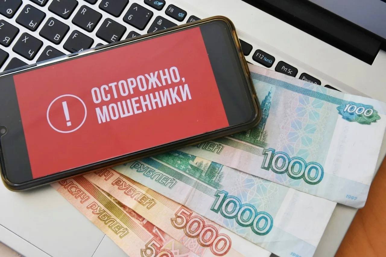 "Безопасный счет" перестал быть надежным, так как мошенники начали использовать синонимы, чтобы обмануть людей. Аферисты предлагают жертвам переводить средства на "секретные", "резервные", "специальные" или "транспортные" счета.