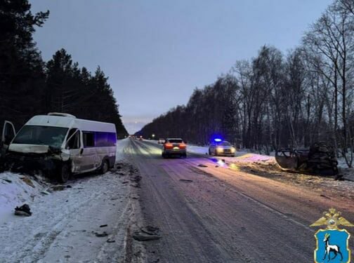 В Самарской области в ДТП с микроавтобусом с пассажирами и легковушкой сгорел автомобиль. Авария произошла сегодня, 16 января, в Ставропольском районе: