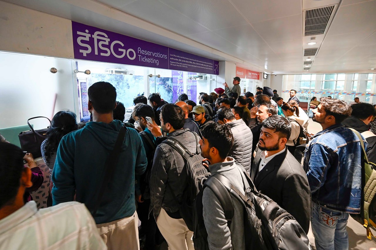 Авиатранспортный коллапс в Индии около 1 000 рейсов IndiGo отменены за три дня Крупнейшая индийская авиакомпания IndiGo отменила около 1 000 рейсов за три дня что привело к хаосу в аэропортах по всей стране Только накануне в четверг в Дели Мумбаи Бангалоре Хайдарабаде и ряде других региональных аэропортов были отменены свыше 550 рейсов а более 80 оставшихся расписании вылетали с задержками до нескольких часов Управление гражданской авиации Индии DGCA установило что сбои возникли из за ошибок в оценке и планировании при внедрении так называемой Второй фазы правил ограничения лётного времени экипажей FDTL Авиакомпания признала что фактическая потребность в лётном персонале превысила их ожидания говорится в заявлении регулятора Проверки DGCA в аэропорту Дели также выявили недостаточное количество персонала для регистрации и обслуживания пассажиров IndiGo запросила у авиационных властей послабления в правилах ограничивающих лётное время пилотов в ночные часы и попросила время до 10 февраля 2026 года для полной стабилизации ситуации с нехваткой персонала и вызванными ею задержками и отменами рейсов компании Также IndiGo предупредила о дальнейших отменах в течение ближайших двух трёх дней в рамках усилий по стабилизации расписания которое судя по всему будет заключаться уже в плановом сокращении числа будущих рейсов в расписании в соответствии с реально располагаемым количество персонала Hindustan Times Постфактум Индия indiGo Онлайн проект eMAKS aviasalonmaks