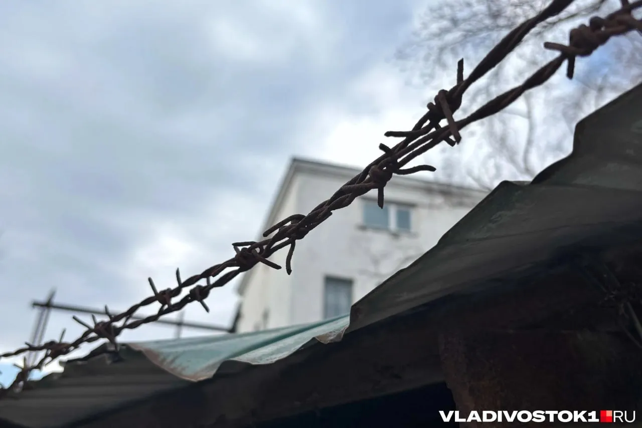 Фрунзенский районный суд Владивостока оставил в СИЗО депутата Законодательного собрания Приморского края от КПРФ Артавазда Оганесяна Решение принято несмотря на ходатайство защиты внести 10 миллионов рублей в качестве залога Ему грозит до восьми лет лишения свободы депутата обвиняют в продаже 50 килограмм ртути По итогам рассмотрения ходатайства защиты о смене меры пресечения на домашний арест или возможность выйти под залог суд постановил продлить срок содержания в СИЗО Оганесян там пробудет два месяца до 13 июня  Подписаться в MAX
