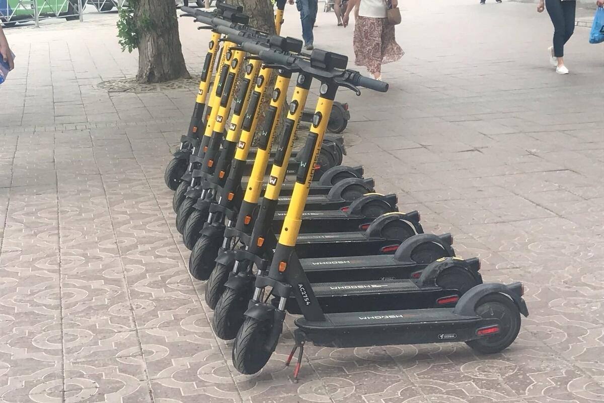 Средний чек на поездку на электросамокате в Москве по итогам сезона 2025 года снизился на 2 в то время как в целом по России показатель вырос на 5 Снижение чека в столице объясняется высокой конкуренцией на рынке а также изменениями тарифных моделей которые стали более гибкими и ориентированными на увеличение частоты поездок а не на стоимость одной аренды Кроме того пользователи совершают все больше коротких поездок используя самокаты как городской транспорт а не развлечение В следующем сезоне операторы кикшеринга будут наращивать выручку и число поездок за счет экспансии в регионы