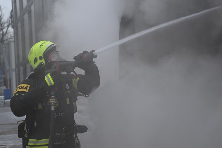 Пожарные оперативно потушили гараж в Якутске 31 января около полудня в Якутске произошел пожар в частном гараже на улице 1 я Даркылахская Вызов о возгорании поступил в службу спасения в 12 39 и уже через четыре минуты на место происшествия прибыли первые пожарные расчеты Благодаря оперативным действиям огнеборцев пожар был локализован и ликвидирован В результате происшествия никто не пострадал однако огнем была полностью повреждена конструкция гаража общая площадь пожара составила 147 5 квадратных метров В настоящее время специалисты устанавливают точную причину возгорания размер материального ущерба и круг причастных лиц На месте происшествия работали 21 пожарный и три единицы специальной техники