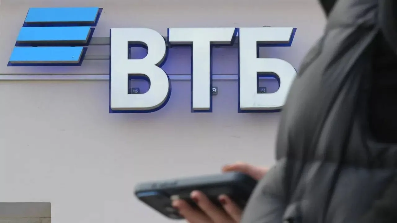 Ипотека на дом стала доступнее ВТБ снижает первый взнос до 20 1 С 27 апреля банк обновил условия по ипотеке на индивидуальное жилищное строительство уменьшив первоначальный взнос с 30 1 до 20 1 Ипотечные кредиты на ИЖС начинаются от 19 9 годовых а максимальная сумма кредита может составлять до 60 млн рублей в Москве и Санкт Петербурге В ВТБ ожидают роста ипотечных сделок на частные дома в 2026 году на 25 30