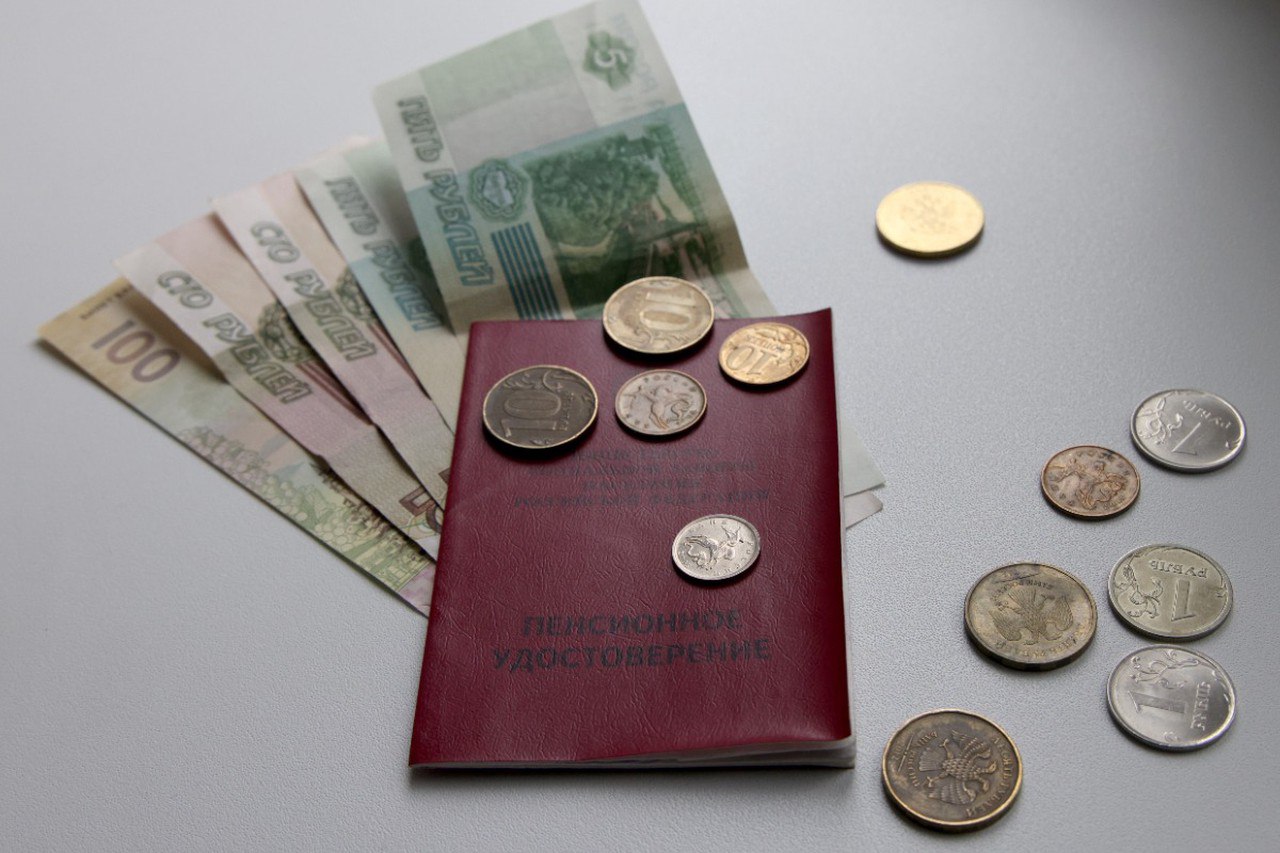 Зумерам грозит нищая старость Молодежь начавшая работать только в этом году в старости рискует остаться с мизерной пенсией которой не хватит даже на базовые продукты предупредил член Национального финансового совета Банка России кандидат экономических наук Сергей Гаврилов Это связано с планами пересмотреть стоимость пенсионных баллов если показатель заморозят или снизят то каждый новый балл будет стоить все меньше Соответственно и выплаты упадут По словам Гаврилова в будущем такая мера приведет к обесцениванию самих баллов и подрыву доверия россиян к пенсионной системе в целом Пенсии миллионов граждан фактически окажутся урезанными даже если формально слово сокращение никто не произнесет подчеркнул эксперт Подпишитесь на Абзац TG VK Дзен MAX Rutube