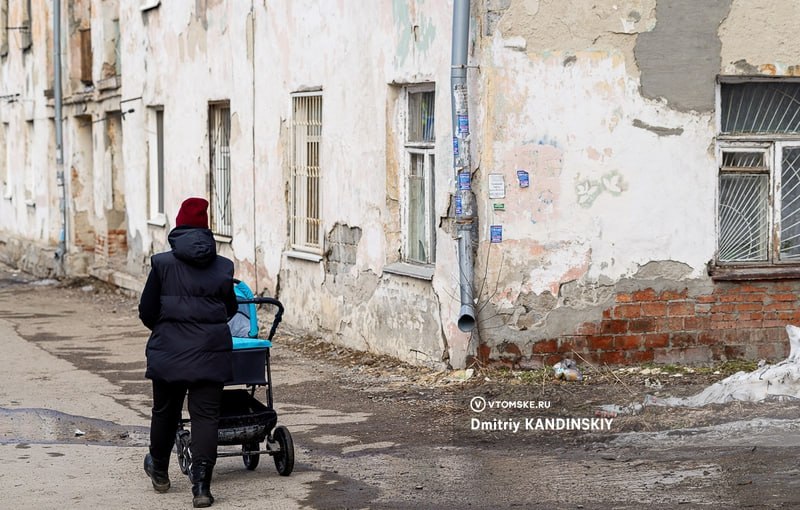 Томская область начнет выплачивать многодетным семьям по 300 тыс руб Но не всем Вводим в нашей области новую меру поддержки молодых многодетных семей При рождении с 1 января 2025 года третьего или последующего ребенка предоставляем единовременную выплату в размере 300 тысяч рублей сообщил Губернатор Владимир Мазур Получить такую выплату могут граждане России Семья должна проживать в Томской области ребенок должен родиться на территории региона возраст родителей до 35 лет включительно Кроме того родители должны состоять в официально зарегистрированном браке а если мама воспитывает детей одна то у нее должен быть статус единственный родитель Томичи неоднозначно отреагировали на эту новость vtomske ru news 212249 томск новоститомска Прислать новость Подписывайся на vtomske ru