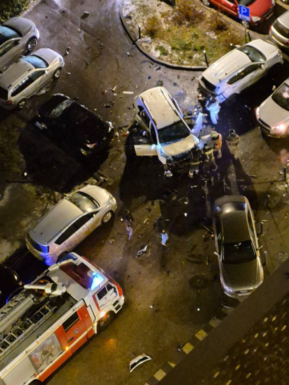 Автомобиль взорвался во дворе дома на Ясеневой улице Пока известно про одного пострадавшего у него контузия Публикуем фото и видео Если вы что то знаете про это ЧП то напишите нам news msk1 bot MSK1 в MAX Прислать новость