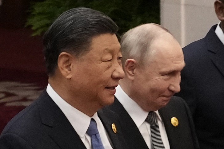 Осенью Путин посетит Китай Секретарь Совета безопасности Сергей Шойгу на встрече с членом Политбюро ЦК Коммунистической партии Китая и секретарем политико-юридической комиссии Чэнь Вэньцином в Москве анонсировал визит президента России Владимира Путина в Китай. Поездка планируется осенью. Российский президент должен принять участие в торжествах, посвященных 80-летию победы над милитаристской Японией. Обратная связь Подписаться