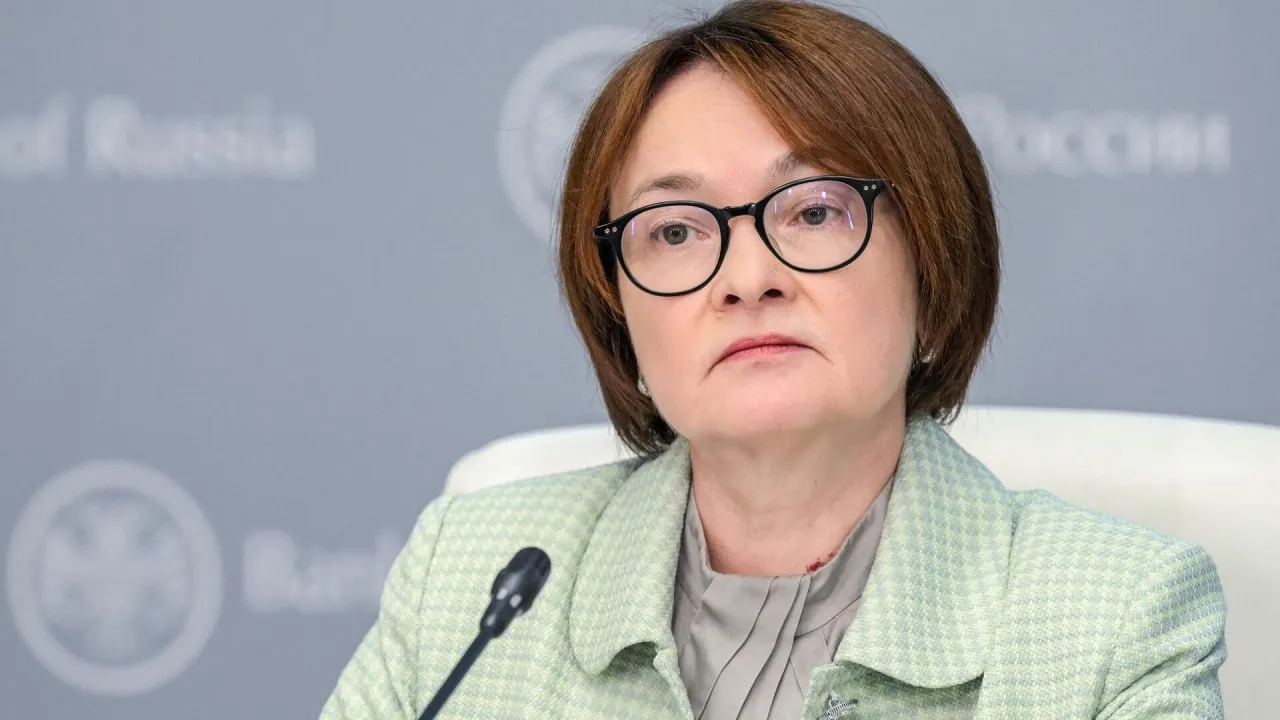 Набиуллина заявила о небывалой нехватке рабочих рук Россия переживает острый дефицит кадров рассказала глава ЦБ Эльвира Набиуллина на Альфа саммите Мы действительно никогда до сих пор в истории современной России не жили в таком дефиците рабочей силы Никогда у нас такого не было а это оказывает влияние на всю экономическую ситуацию отметила Набиуллина Причину конечно она не назвала А ведь всё казалось бы очевидно Одни пошли воевать и умирать а другие же предпочли свалить И бонусом для кремлевских экономистов ограничение на въезд мигрантов Как сказал бы Ройзман выстрелили себе же в член