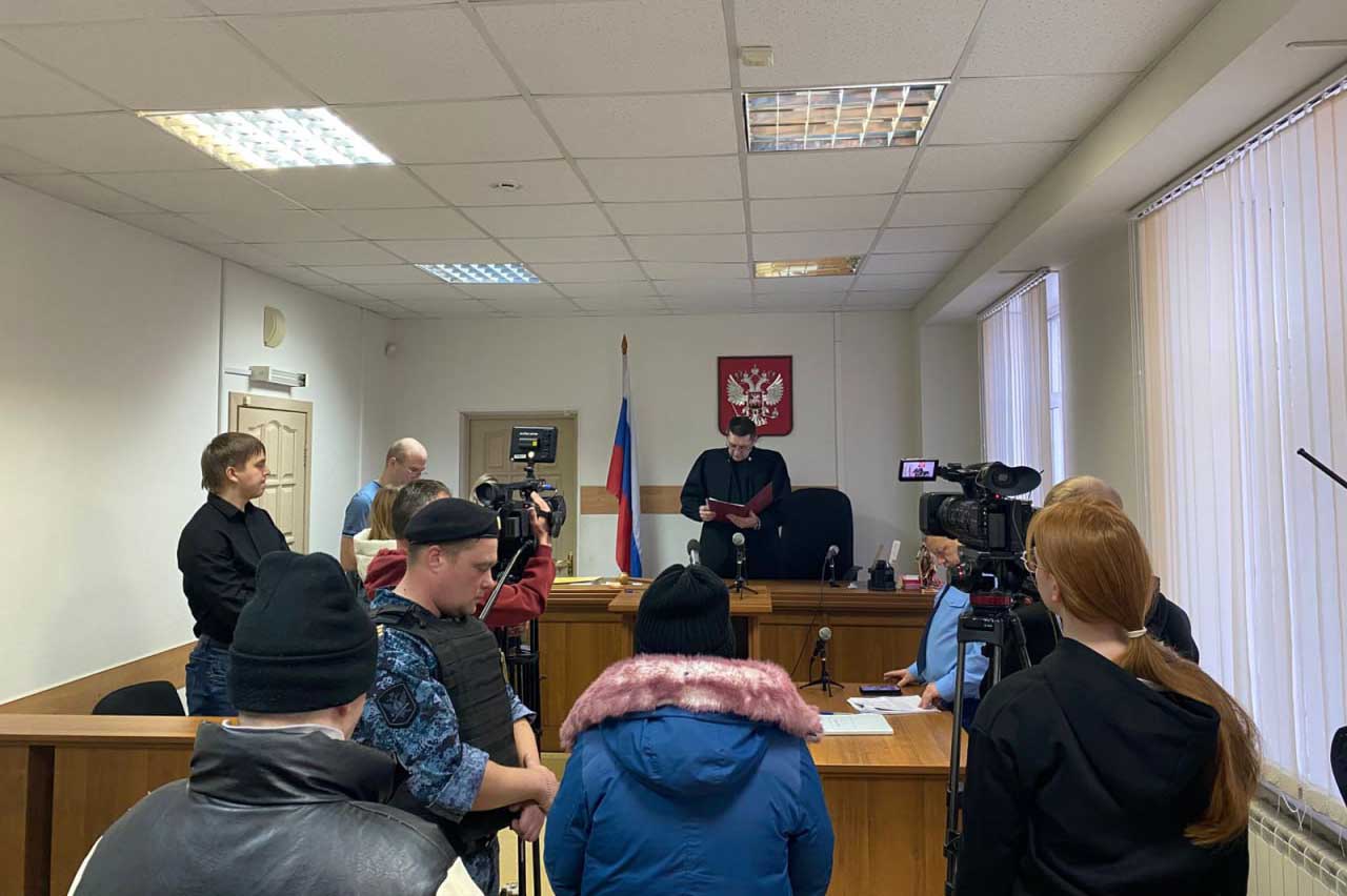 В Первоуральске осудили мать которая била своего 11 летнего сына скалкой и сажала на цепь За истязание ребенка ближайшие 3 года и 6 месяцев она проведет в колонию общего режима Также суд частично удовлетворил иск прокуратуры о взыскании морального вреда в пользу потерпевшего подростка По данным объединенной пресс службы судов регион местная жительница Татьяна Шанина систематически издевалась над своим сыном В ноябре 2023 она посадила его на цепь В феврале и марте 2025 года Шанина регулярно избивала подростка деревянной скалкой и кожаным ремнем Удары наносились по ногам рукам спине и плечам ребенка Также она удерживала сына за уши и силой перемещала его причиняя сыну физическую боль и психические страдания В ходе судебного разбирательства подсудимая полностью признала свою вину Первоуральский городской суд justmediaru