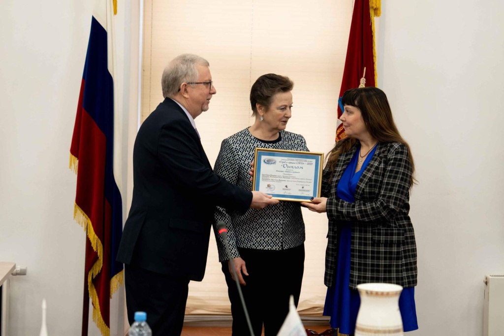 В Московском доме национальностей состоялась международная конференция Победили вместе и награждение лауреатов конкурса журналистов Город в зеркале СМИ 2025 В творческом состязании приняли участие журналисты из четырёх стран и 30 городов Среди лауреатов оказалась и шеф редактор Культуры Петербурга Елена Казачинская которая удостоилась II места за серию статей о проектах посвящённый блокаде Наши поздравления