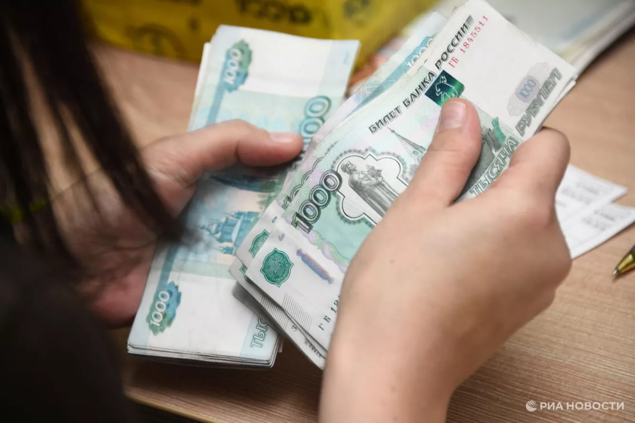 Максимально надежными вложениями сегодня являются банковские депозиты и ОФЗ, обеспечивающие высокую доходность при текущих ставках, рассказал в интервью РИА Новости председатель комитета Госдумы по финрынку Анатолий Аксаков. Он также отметил, что потенциально более высокую доходность по сравнению с вкладами могут обеспечить акции российских компаний – "на данный момент они недооценены из-за санкционных рисков". : экономика / Все наши каналы