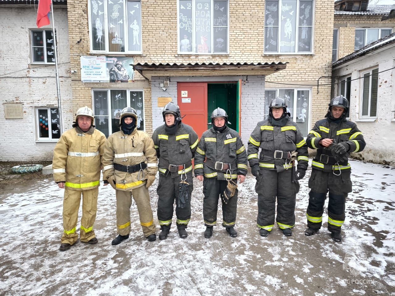 Богородицкие спасатели провели пожарно-тактические учения в школе   ‍ Сотрудники МЧС России провели учения по теме: "Тушение пожаров в образовательных учреждениях" в селе Иевлево Богородицкого района, где ликвидировали условное возгорание в средней школе №24.  По замыслу тренировки из-за короткого замыкания электропроводки в подсобном помещении на 1 этаже возник пожар. Произошло сильное задымление, создалась угроза детям. До прибытия спасателей персоналом учреждения была организована эвакуация 85 человек.   Первое прибывшее аварийно-спасательное подразделение произвело разведку всех помещений. В кратчайшие сроки условный пожар был ликвидирован, а дети вернулись в учебные классы.  В ходе учений отрабатывались действия персонала объекта по тушению огня первичными средствами пожаротушения, приёмы и способы проведения спасательных работ, взаимодействие подразделений, подача огнетушащих средств, работа звеньев газодымозащитной службы и вопросы техники безопасности.    МЧС Тульской области  подписаться