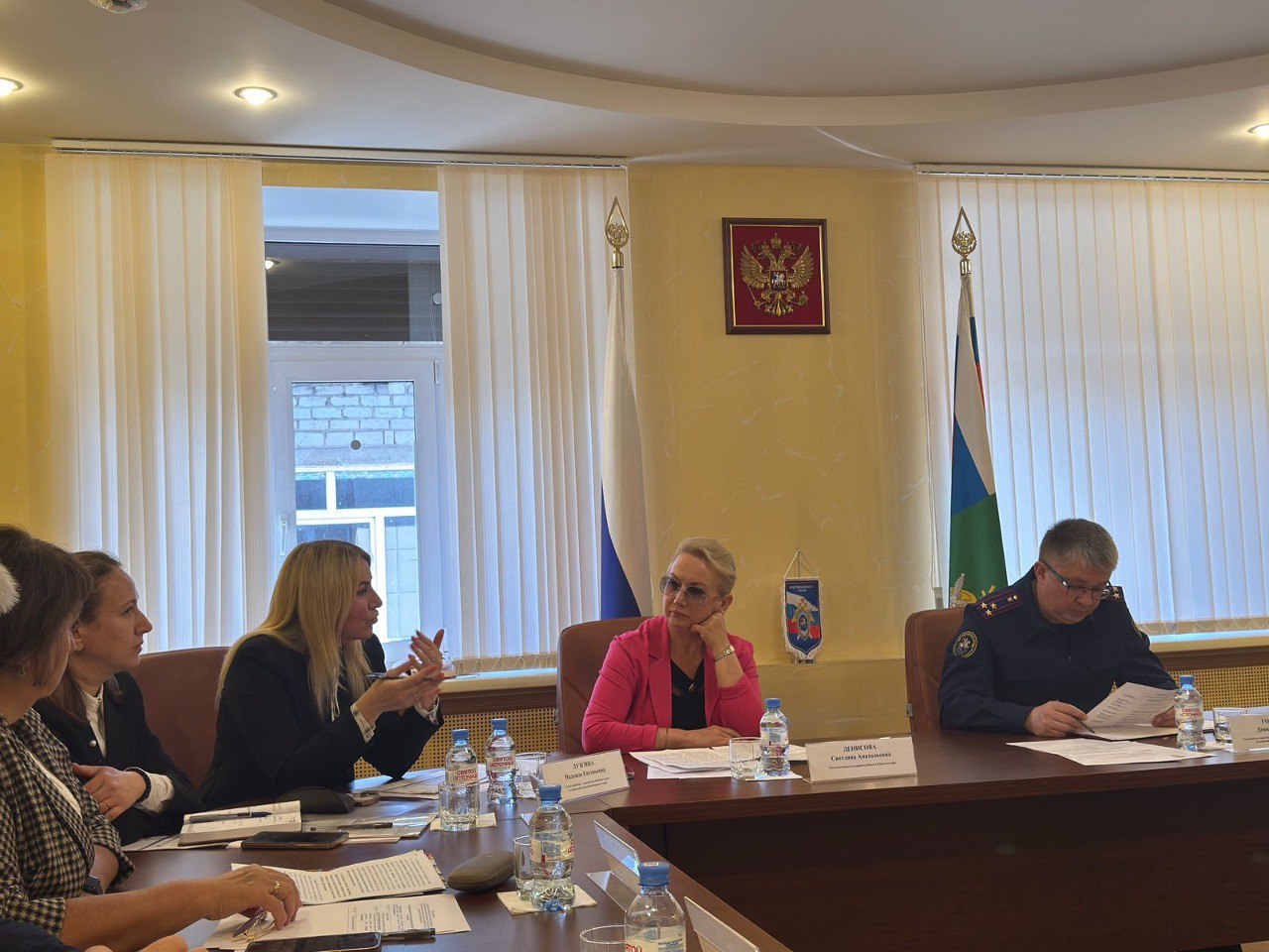 В Перми в краевом следственном управлении состоялся консультативный совет по делам несовершеннолетних и лиц из числа детей-сирот и детей, оставшихся без попечения родителей  На минувшей неделе руководитель следственного управления Следственного комитета Российской Федерации по Пермскому краю Денис Валерьевич Головкин провел консультативный совет по делам несовершеннолетних и лиц из числа детей-сирот и детей, оставшихся без попечения родителей. На совете также присутствовали уполномоченный по правам ребенка в Пермском крае С.А. Денисова, представители министерства труда и социального развития Пермского края.   Открывая совещание, Денис Валерьевич отметил, что защита жилищных прав детей-сирот – одна из приоритетных задач, стоящих перед Следственным комитетом России. Сотрудниками следственного управления постоянно изучается региональная ситуация. Реализация прав сирот на жилье — насущный вопрос государственной политики в сфере защиты детства, которому должно уделяться особое внимание.  Обсуждая проблемные вопросы обеспечения лиц из числа детей-сирот и детей, оставшихся без попечения родителей жилыми помещениями, участники совета пришли к выводу о необходимости принятия превентивных мер в целях сокращения числа детей-сирот и детей, оставшихся без попечения родителей. Проведения комплексной межведомственной работы с семьями, которые находятся в социально-опасном положении и в группе риска, применения семейно-сберегающего подхода и помощи родителям в преодолении трудностей.   По итогам консультативного совета региональным следственным управлением будет проработан вопрос о совершенствовании законодательства РФ с целью большей защиты прав лиц льготной категории и гарантированности обеспечения жилыми помещениями. Министерством социального развития Пермского края будет пересмотрен порядок исполнения решений судов о предоставлении жилья детям-сиротам и лицам из их числа.