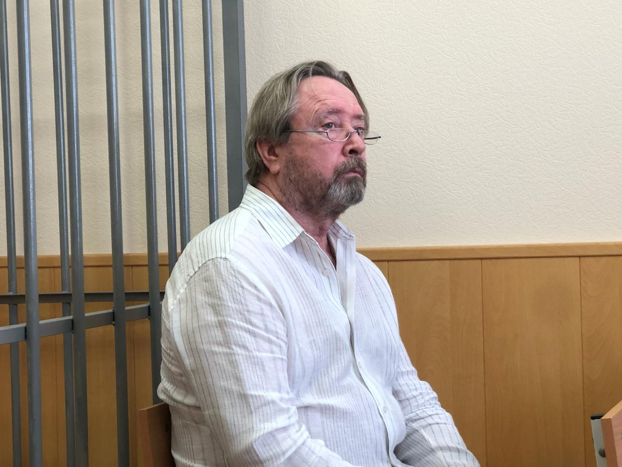 Суд в Екатеринбурге оштрафовал 69‑летнего пенсионера на 500 тысяч рублей за донат ФБК. Прокурор запрашивал 12 миллионов штрафа  Железнодорожный районный суд Екатеринбурга признал Андрея Кужелева виновным по статье о финансировании экстремистской деятельности, передает корреспондент «Медиазоны» из зала суда.   SotaVision сообщила, что гособвинитель запросил для Кужелева 12 миллионов рублей штрафа — это размер его зарплаты за два года. Кем работает пенсионер, не уточнялось. Защита попросила назначить штраф от 300 до 700 тысяч рублей.  По версии обвинения, Кужелев узнал из ролика на ютуб-канале Алексея Навального, что ФБК продолжит работу, несмотря на признание фонда экстремистской организацией, и оформил ежемесячный автоплатеж на пожертвования.   С 5 августа 2021 года по 19 февраля 2022 года пенсионер, как утверждает обвинение, отправил фонду 14 переводов на общую сумму около 13 тысяч рублей. Деньги списывались автоматически с карты «Сбера».   Кужелев настаивал, что жертвовал деньги на борьбу с коррупцией и не знал о признании ФБК экстремистской организацией. В тот момент он жил в Испании.  Сегодня «Медиазона» выпустила большое исследование о делах против жертвователей Фонда борьбы с коррупцией, в котором рассказала, как силовики вычисляют донативших, кто находится под риском и какое наказание им грозит.  Фото: Медиазона