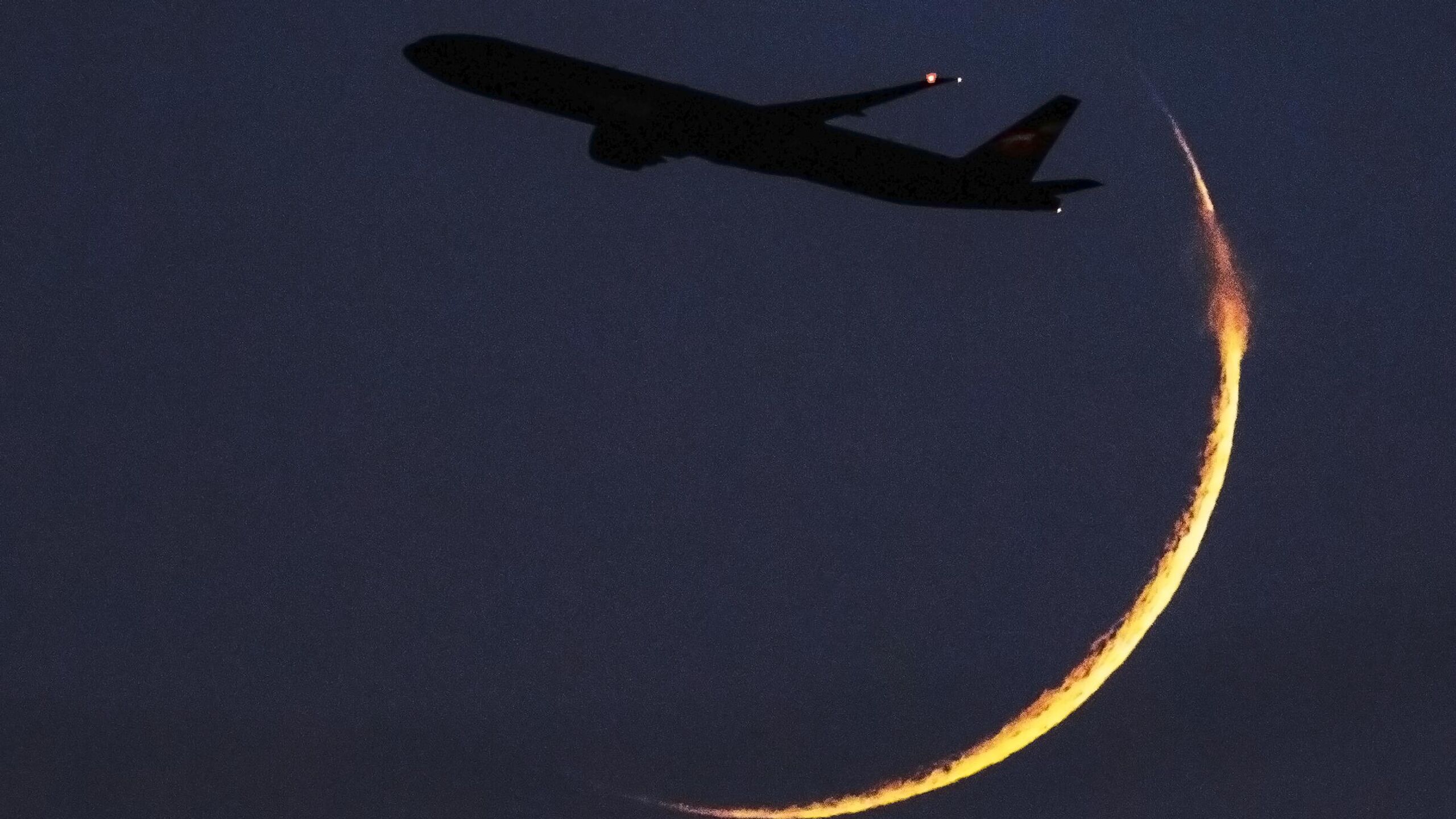 Около 50 граждан Ирана а также России и ряда неназванных арабских стран были депортированы чартерным рейсом из США сообщает газета New York Times со ссылкой на двух иранских официальных лиц Администрация Трампа в воскресенье депортировала полный самолет иранских граждан на чартерном рейсе Самолет на котором находились около 50 граждан Ирана а также депортируемых лиц родом ред из арабских стран и России вылетел из аэропорта Меса в Аризоне и будет делать остановки в Египте и Кувейте говорится в материале издания со ссылкой на двух иранских чиновников знакомых с деталями По информации одного из собеседников газеты граждане арабских государств и россияне должны высадиться в Каире Первая подобная депортация произошла в конце сентября тогда New York Times со ссылкой на неназванных иранских и американского чиновников писала о том что администрация президента США Дональда Трампа депортирует из страны около 100 иранцев а Иран подтвердил эту информацию заявив что ожидает всего 400 человек