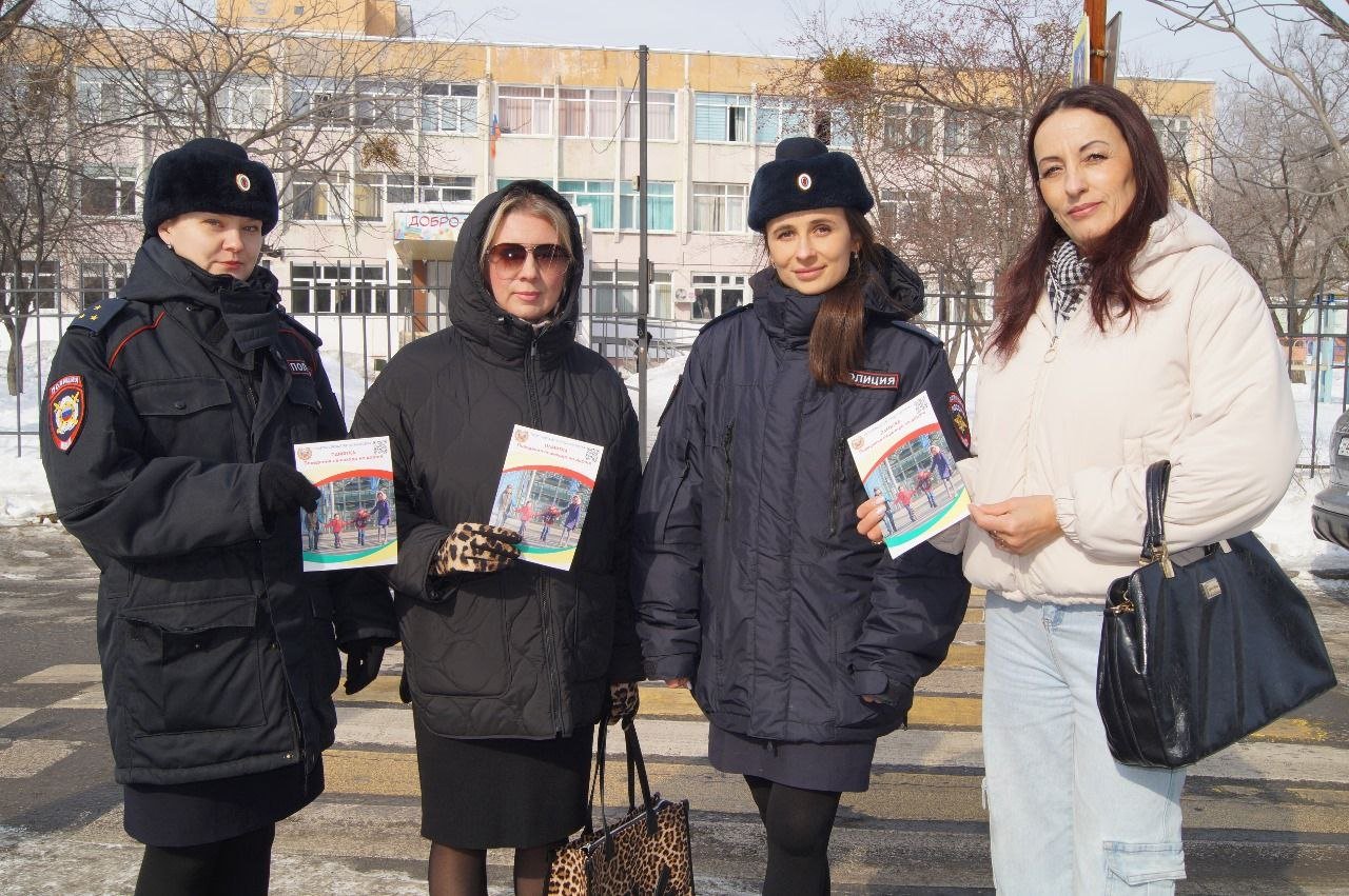 ‍ ‍ ‍ ‍                     В Хабаровске полицейские и активисты вышли в «Родительский патруль»    Сотрудники Госавтоинспекции, службы ПДН и неравнодушные родители проверили знания школьников правил безопасного поведения.  В рамках акции «Родительский патруль» сотрудники УМВД России по г. Хабаровску и представители общественности проверили соблюдение правил безопасного поведения школьниками на пешеходном переходе у школы №68.   Из-за близкого расположения проезжей части, школьники не всегда могут увидеть приближающиеся автомобили. Отделение пропаганды ОГИБДД УМВД России по г. Хабаровску дало несколько советов: снять капюшон, не слушать музыку в наушниках и внимательно смотреть по сторонам перед переходом дороги. Полицейские раздали красочные памятки.   Инспекторы по делам несовершеннолетних интересовались, как дети поступают в нестандартных ситуациях, например, при общении с незнакомцами. Большинство ребят знают, как действовать.   Также полицейские рассказали о новой угрозе – телефонных мошенниках, которые через детей пытаются получить доступ к деньгам родителей. Сотрудники полиции дали советы, как не стать жертвой аферистов.