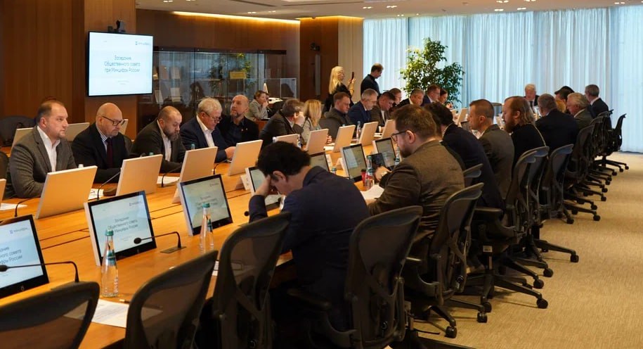 Рифат Сабитов Переход в кратчайшие сроки на отечественные программные продукты наша победа На итоговом заседании Общественного совета при Минцифры РФ подвели итоги 2025 года Активно внедряются отечественные цифровые решения Обеспечено бесперебойное телерадиовещание на российском ПО и оборудовании 76 плана работы профильных комиссий выполнено 75 граждан знают о деятельности Минцифры осведомлённость растёт Рифат Сабитов Смогли в кратчайшие сроки перестроиться на отечественные технологии это наша победа Также Запущено обучение участников СВО цифровым профессиям Национальный мессенджер MAX уже выдал 520 тыс цифровых ID С января стартует работа группы по поддержке ветеранов СВО Рифат Сабитов отмечен Благодарственным письмом ОП РФ за вклад в развитие общественного контроля Подробности на сайте