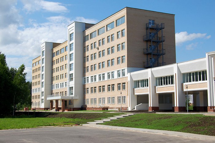 НИЯУ МИФИ впервые занял 4 место в мире в рейтинге RUR NUCLEAR EDUCATION AND TECHNOLOGY 2025 В его состав входит и наш ИАТЭ Сегодня опубликовали результаты исследований международного рейтингового агентства Round University Rankings RUR по предметным областям RUR один из ведущих международных рейтингов университетов Оценка проводилась по 4 м основным направлениям деятельности университета образование 40 наука 40 международная деятельность 10 финансовая устойчивость 10 НИЯУ МИФИ впервые занял 4 место среди лучших университетов мира по ядерному образованию и технологиям В рейтинг RUR Nuclear Education and Тechnology 2025 вошли 400 университетов мира для сравнения в 2024 г 337 университетов Кроме НИЯУ МИФИ в этот рейтинг вошли ряд российских вузов ТПУ 53 место СПбПУ 55 место МГУ им М В Ломоносова 121 место УрФУ 257 место