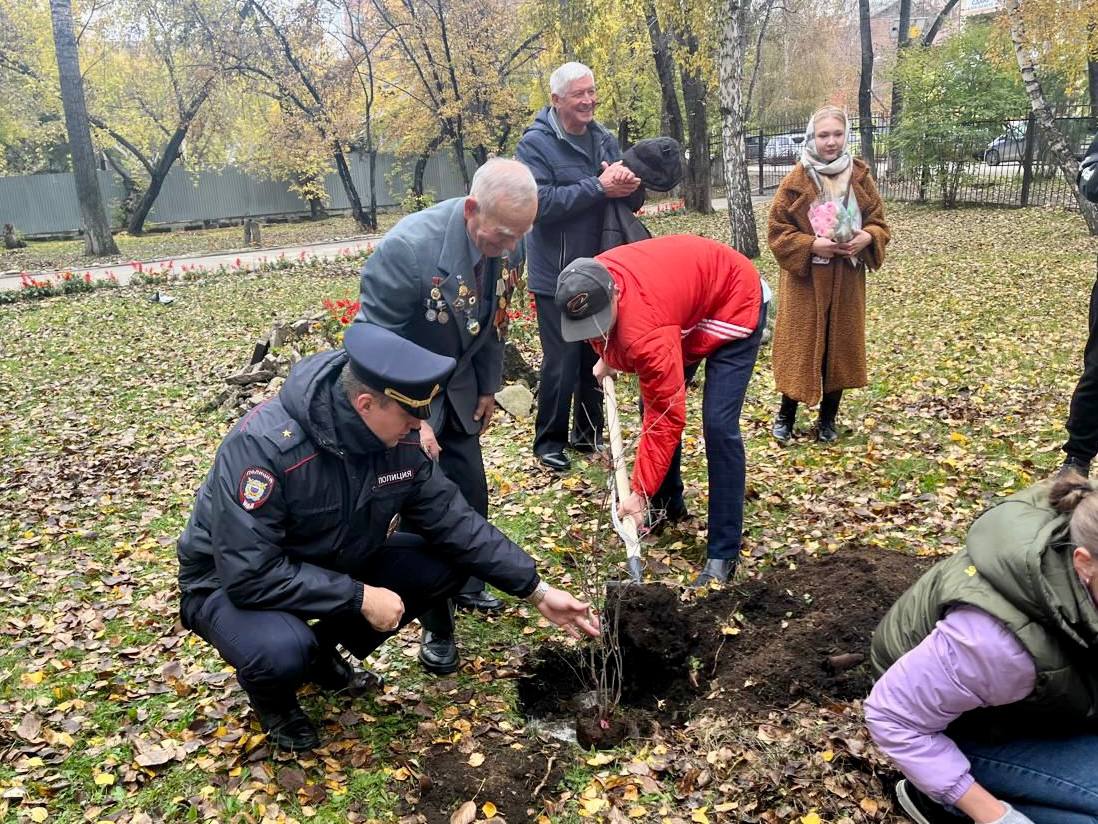 В Иркутске полицейские совместно с семьей погибшего сотрудника высадили деревья во дворе школы    Рябина и клён теперь будут расти на территории средней общеобразовательной школы №76, на фасаде которой установлена мемориальная доска с увековеченным именем старшего лейтенанта милиции Евгения Кармазина.    В высадке саженцев приняли участие сотрудники Межмуниципального Управления МВД России «Иркутское», ветераны ОВД, родители погибшего оперативника и учащиеся старших классов. Место встречи было выбрано неспроста – герой сам учился в стенах этой школы, а также там открыта музейная комната его имени.   Акция также была приурочена к подготовительным мероприятиям празднования 80-летия со дня Победы в Великой Отечественной войне.     К слову, Виктор Иванович и Галина Иннокентьевна Кармазины сами являются детьми войны. Семейная пара обратилась к участникам акции со словами благодарности:  «Мы признательны всем присутствующим, что не забывают нас и нашего сына. Пусть деревья, высаженные здесь, будут напоминаем проявления подвига русских офицеров».    Справочно: Кармазин Евгений Викторович проходил службу с 1998 года в должности старшего оперуполномоченного УБОП УВД Иркутской области. 1 марта 2003 года, находясь в служебной командировке в городе Аргун, получил ранение головы, которое стало для него смертельным. Указом Президента Российской Федерации за отвагу и самоотверженные действия при выполнении боевой задачи в Северо-Кавказском регионе награжден Орденом Мужества  посмертно .