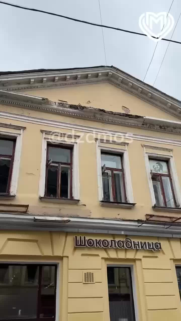 Обрушение фасада здания в центре Москвы: три пострадавших
