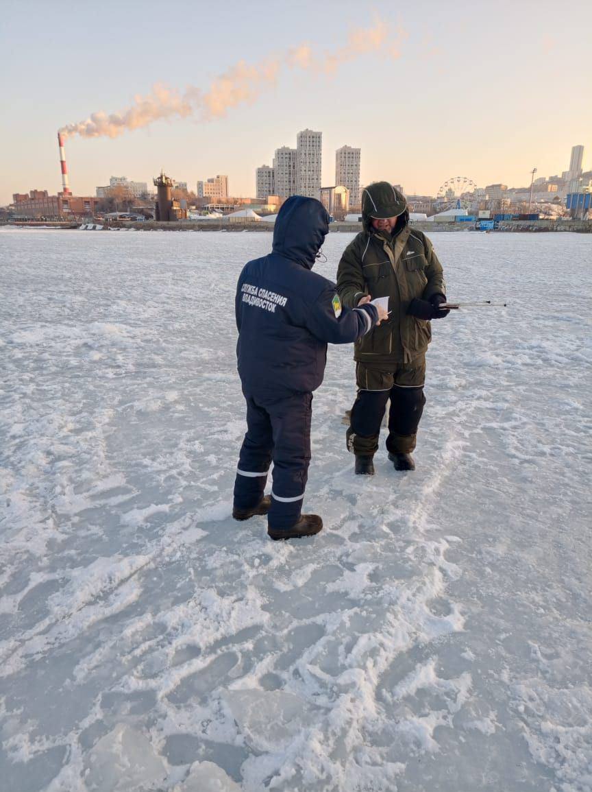 ‼ Акватории Владивостока патрулируют городские спасатели.    На аэроботе они объезжают места подледной рыбалки, где напоминают рыбакам-любителям о необходимости быть предельно осторожными.    Сегодня спасатели провели рейды на льду Спортивной гавани, на Океанской, Седанке и в бухтах острова Русский.    Внимание  Выезд на лед на автомобилях категорически запрещен на всех водных объектах.    В случае опасности следует звонить по тел. 112 или 2222-333.  #ВыходНаЛед