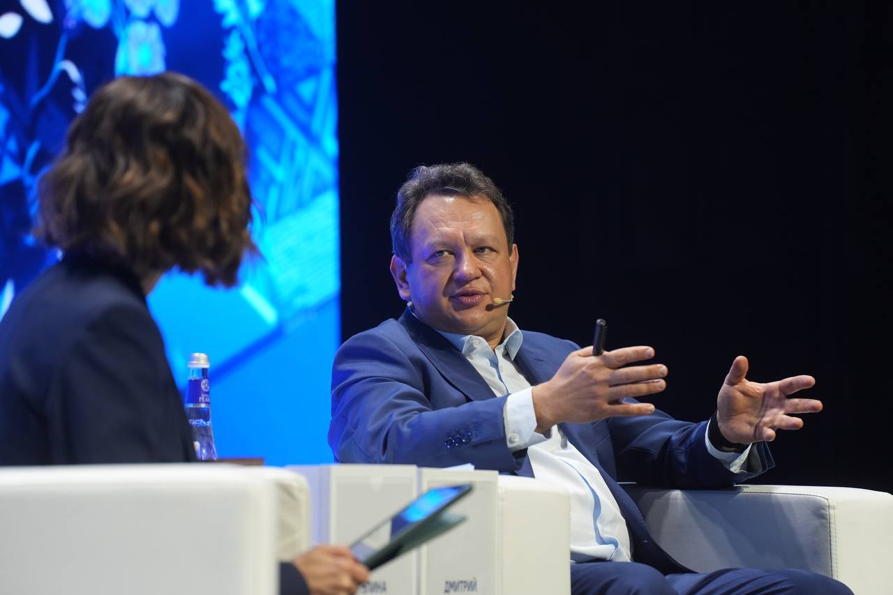 Более 440 офисов планирует открыть и реновировать ВТБ к концу 2025 года Это рекордный показатель для банка сообщил ТАСС первый заместитель президента председателя правления банка ВТБ Дмитрий Пьянов на полях инвестиционного форума ВТБ Россия зовет Прошлый рекорд был поставлен банком в 2024 году тогда речь шла о 165 объектах Мы начали реализовывать проекты по открытию и реконструкции и это новшество для банка в формате agile добавил Пьянов На сегодняшний день обновлено уже более 350 проектов оставшиеся планируется доделать до конца года В 2026 году в планах ВТБ обновление и реновация 470 отделений подход Agile предполагает разбитие работы на короткие циклы при этом делается упор на улучшение процесса KazanFirst в бот