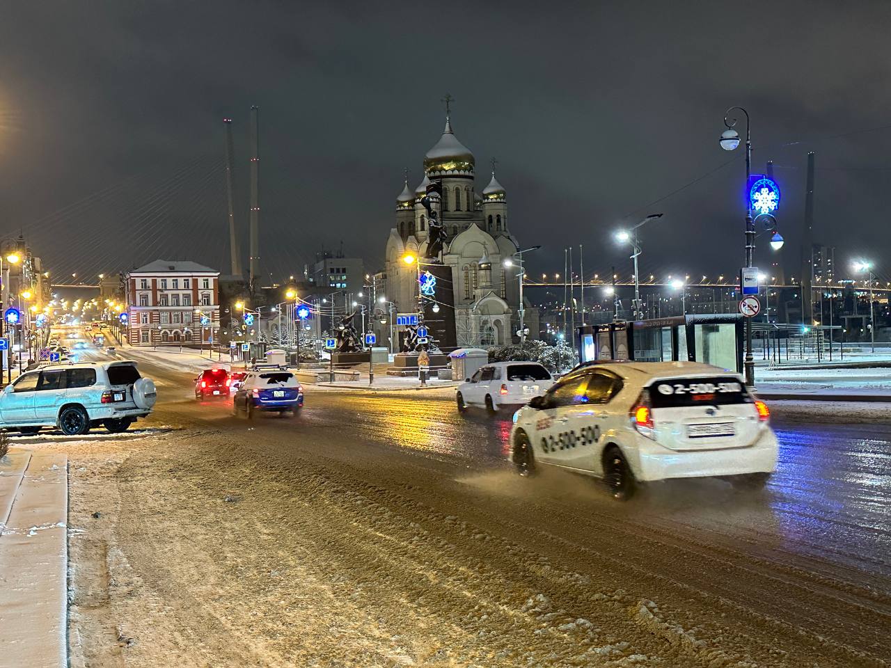 Во Владивостоке снега не будет ни 21, ни 26 декабря — Новый год жители также встретят без снега  Холодная воздушная масса на протяжении всех оставшихся дней декабря будет оттеснять малоактивные циклоны к югу от Владивостока, не позволяя им задеть наш город даже своим краешком.   Атмосферные фронты, с которыми может наблюдаться небольшой снег на севере края, над Владивостоком будут размываться. Поэтому Новый год для столицы округа окажется бесснежным, но с температурными качелями.