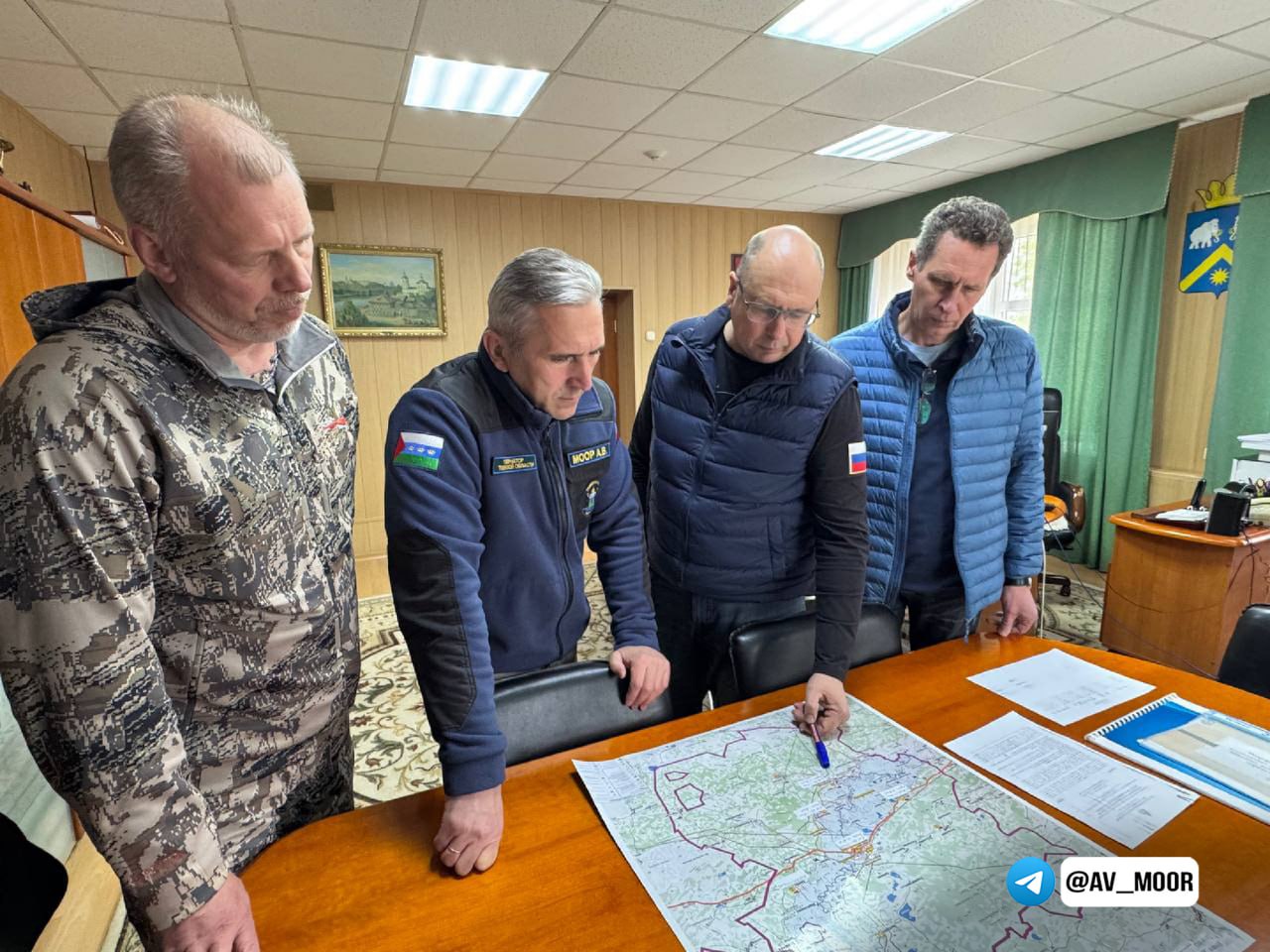 В ходе рабочей поездки в Абатский район проанализировали, как идет работа по поддержке жителей региона, пострадавших от паводка. С сегодняшнего дня подать документы на предоставление единовременной материальной помощи в размере 15 675 рублей на человека могут жители еще двух населенных пунктов Абатского района – это деревни Ефимова и Бокова. Подписал соответствующее постановление. Делаем все, чтобы сохранить проезд по дороге Абатское – Викулово, иначе отрезанных от «большой земли» населенных пунктов будет больше. Сейчас в муниципалитете их семь. В целом по региону, по данным на 13 мая, в связи с нарушением условий жизнеобеспечения в результате паводка единовременную материальную помощь в размере 15 675 рублей на человека уже получили 1 518 жителей 15 населенных пунктов региона, где действует режим ЧС регионального уровня. Прием заявлений на предоставление единовременной материальной помощи продолжается. Подпишитесь, чтобы первыми узнавать свежую и актуальную информацию по паводку.