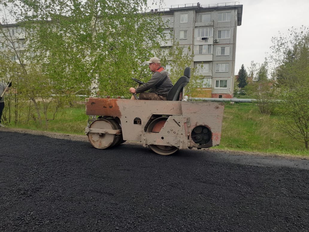 20 000 тонн асфальта произведено с начала сезона на муниципальном АБЗ. Материал используется для ремонта городских дорог. Ежедневно на объектах задействовано 44 единицы спецтехники и более 80 рабочих. В городе уже заасфальтировали свыше 160 тысяч квадратных метров дорожного полотна. В настоящее время аварийно-восстановительные работы ведутся на участках улиц: 4-я Лузинская, Конева, Ушинского, Лагоды, Маргелова, 3-я Станционная, Ипподромная, 2-я Дачная, Нефтезаводская и многих других. Помимо ремонта, службы УДХБ убирают прибордюрную часть, вывозят мусор, моют и красят ограждения, а также приводят в порядок парки и общественные пространства. Работы ведутся круглосуточно.