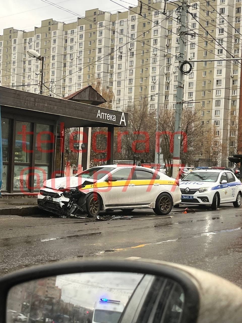 Таксист влетел в троллейбус на остановке «Аптека» на Молодежной   Очевидцы сообщают, что пострадала пассажирка