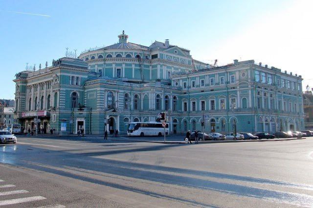 На Театральной площади в Петербурге могут установить памятник Чайковскому С инициативой выступил Валерий Гергиев. Глава Мариинского и Большого театров также отметил, что историческое здание Мариинки давно пора реконструировать.
