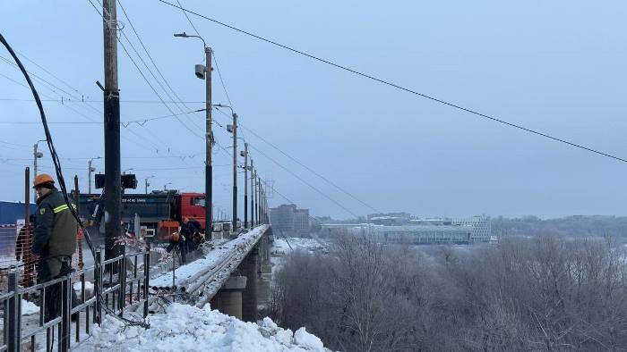 Мост у Телецентра в Омске закроют на всю ночь  В ночь с 4 на 5 января в Омске будет полностью перекрыто движения транспорта по мосту имени 60-летия ВЛКСМ у Телецентра. Автомобили не смогут ездить по мосту с полуночи до 5 часов утра. В мэрии напомнили о целях перекрытия моста, где сейчас ведется капитальный ремонт.  – Подрядчик планирует установить на объекте дополнительные делиниаторы, светофорные объекты типа Т.8 и дорожные контроллеры. Опоры и кронштейны для светофоров над проезжей частью со стороны правого берега были смонтированы ранее. Все эти технические средства организации дорожного движения необходимы для запуска на мосту реверсивной полосы, – отметили городские власти.   С 9 января на мосту у Телецентра заработает новая схема дорожного движения.