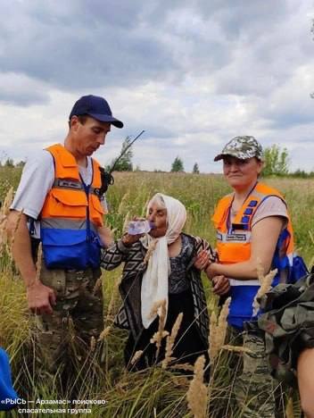 110-летняя бабушка три дня блуждала по лесам Нижегородской области. Женщина 14 августа ушла из дома в деревне Малое Туманово в сторону леса и не вернулась.  «Бабушка очень шустрая и за всю жизнь не принимала ни одной таблетки, но годы берут свое. Деменция! Дезориентация в пространстве. Рассеянный склероз. Она помнит что было 50 лет назад, но не помнит что было вчера. Вот такая у нас грустная история», — писала сегодня утром командир отряда Алёна Мелясова.  Как рассказали в соцсетях поисково-спасательной группы «Рысь — Арзамас», бабушка жила без документов, но со слов родственников ей 110 лет, а ее сыну 85 лет. У него паспорт есть.