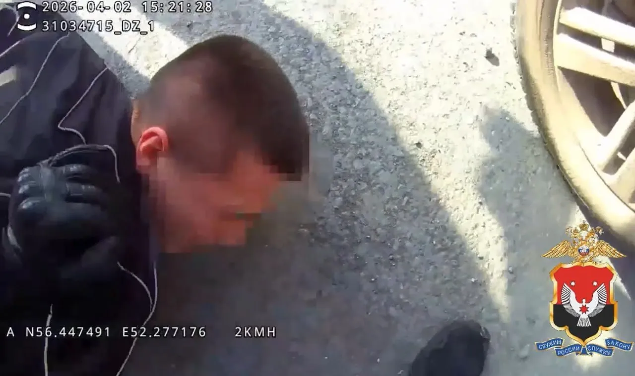 Обокрали пенсионеров В Удмуртии сотрудники полиции задержали четырех ранее знакомых молодых людей от 17 лет до 21 года уроженцев Можги Можгинского и Малопургинского районов подозреваемых в пособничестве дистанционным аферистам По данным следствия они выполняли функции курьеров в схемах телефонных мошенников Получая от кураторов адреса они выезжали и забирали деньги у потерпевших после чего переводили работодателям оставляя процент себе Так в марте подозреваемый 2007 г р за несколько дней получил от 87 летнего жителя Ижевска более 19 млн руб и 19 тыс долларов США 1 5 млн руб Еще два участника банды забрали 1 8 млн руб у 88 летней ижевчанки а 17 летний подросток похитил более 1 млн руб у обманутого аферистами жителя Воткинска По данным фактам возбуждены уголовные дела Подозреваемые заключены под стражу По сведениям оперативников они могут быть причастны к обману не менее 20 жителей республики Фото пресс служба МВД по Удмуртии Подписаться на нас Telegram MAX
