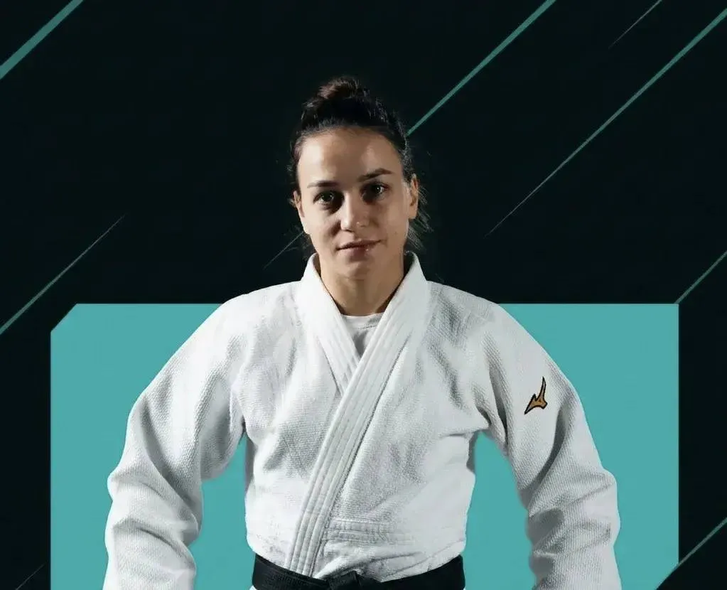 Челябинская дзюдоистка взяла серебро чемпионата Европы Сабина Гилязова завоевала серебряную медаль на чемпионате Европы по дзюдо в Тбилиси В решающем поединке весовой категории до 48 килограммов она встретилась с олимпийской чемпионкой четырехкратной победительницей континентальных первенств француженкой Шерин Букли и уступила сопернице по итогам дополнительного времени Путь к финалу для россиянки начался со второго круга Она прошла представительницу Венгрии взяла реванш у турчанки а в напряженном полуфинале одолела испанку в голден скоре В финале удача отвернулась от Сабины победа досталась сопернице из Франции Читайте Вечерку там где удобно Дзен ВКонтакте Одноклассники Max Telegram Написать нам сообщение