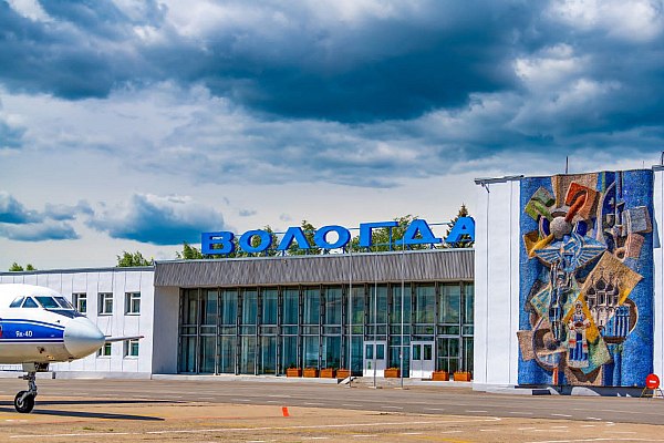 Реконструкцию аэропорта Вологды планируют завершить в 2028 году Реконструкцию аэропорта Вологды планируется завершить в 2028 году говорится в утвержденном правительством РФ комплексном плане развития инфраструктуры до 2036 года Об этом пишет Интерфакс В рамках проекта длина взлетно посадочной полосы возрастет с 1 5 тыс метров до 2 5 тыс метров Как сообщалось Вологодская область подписала контракт на разработку проекта по реконструкции аэропорта Вологды Начало строительно монтажных работ намечено на 2025 год aviaru net n287468