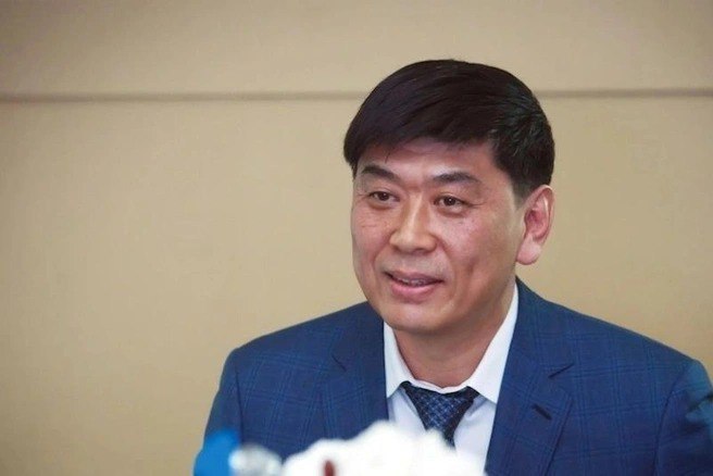 Суд назвал обстоятельства из-за которых «Крабовый король» Олег Кан организовал убийство предпринимателя Валерия Пхиденко во Владивостоке в 2010 году. По мнению следствия, Кан считал его причастным к покушению на свою жизнь. Там обозначается, что в августе–октябре 2010 года Кан нанял убийцу и местного жителя Дмитрия Полякова, чтобы тот помог в организации преступления. Поляков пригласил Пхиденко на встречу во Владивосток под видом деловых переговоров. Когда бизнесмен приехал к ресторану «Три Богатыря», киллер застрелил его тремя выстрелами. Поляков был осуждён за участие в этом деле в 2011 году. Житель Сахалина получил 10 тысяч долларов за помощь Кану. До этого Пхиденко признался, что в 2005 году организовал покушение на Кана. Это произошло из-за конфликта, связанного с деятельностью компании «Марин-Юнион», которой руководил сахалинец. Компания Пхиденко несла убытки из-за постоянных проблем с законом, которые устраивал ему Кан. Об этом также говорили потерпевшие. Источник: РИА Новости Фото: Сайт фонда «Родные острова». Подписаться