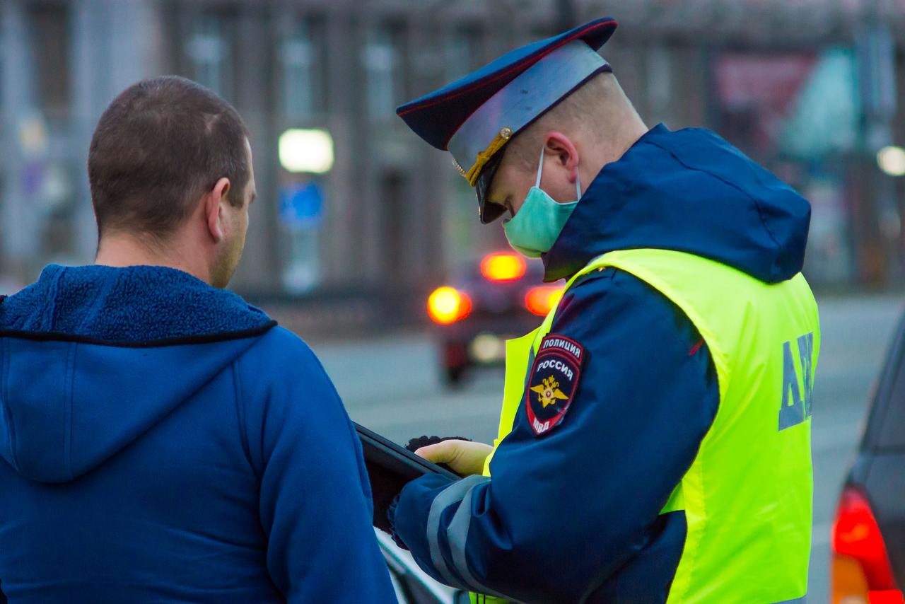 В Челябинской области за выходные поймали 16 пьяных водителей  За два дня на дорогах Челябинской области выявили 16 водителей, которые во второй раз садятся за руль пьяными. На них завели дела по частям 1 и 2 статьи 264.1 УК РФ.   — Ранее за аналогичное правонарушение они привлекалась к административной или уголовной ответственности, — подчеркнули в полиции.  Управление автомобилем после выпитого алкоголя — одно из грубейших нарушений ПДД. Водителя ждет серьезное административное наказание, за которым следует лишение прав. При повторном нарушении автомобилист становится фигурантом уголовного дела, а его легковушка отправляется на спецстоянку.          Поддержать канал