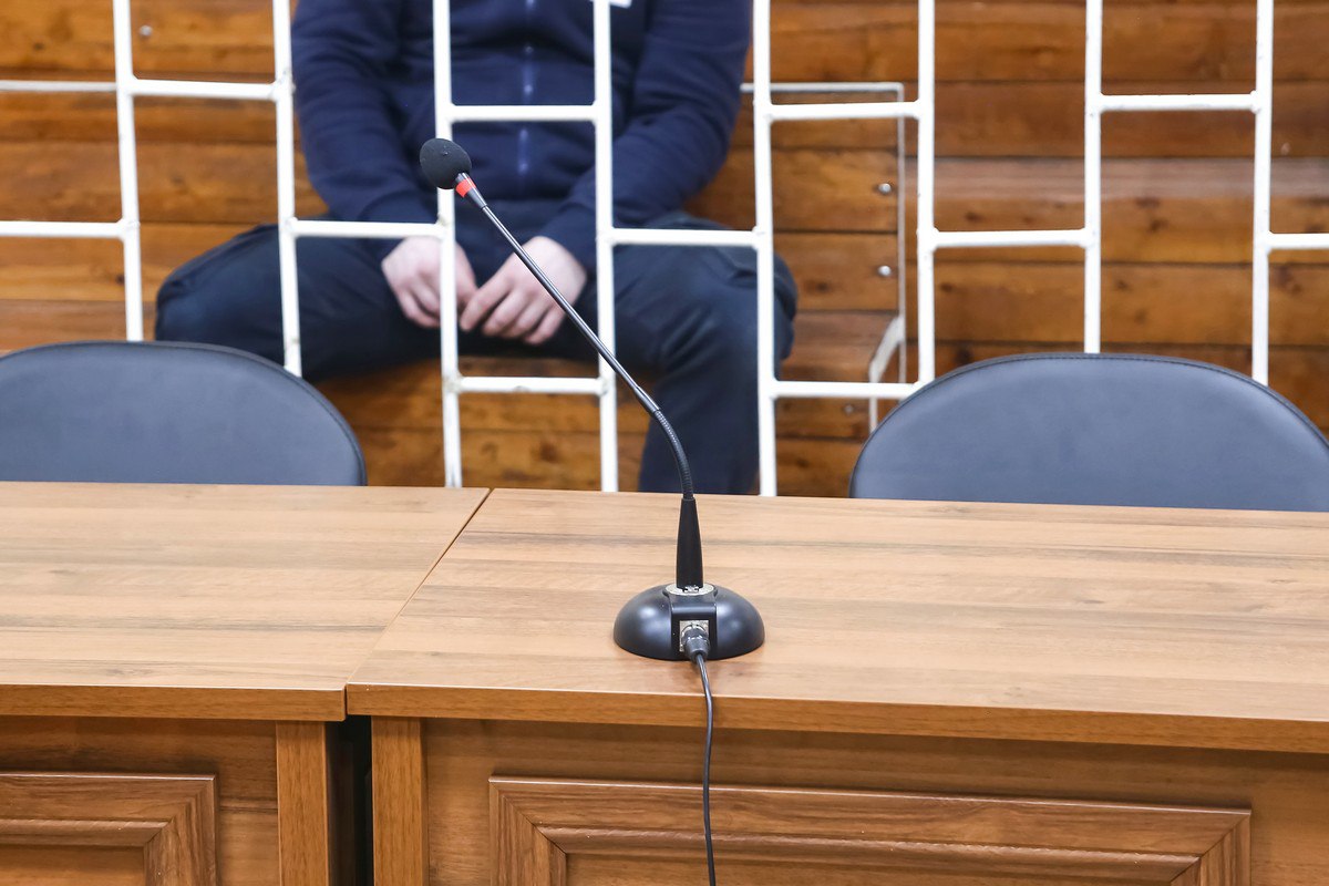Появилась информация о задержании первого вице-мэра Красноярска Александра Мацака. Предположительно это может быть связано с махинациями в сфере дорожного ремонта. Однако официально эту информацию пока никто из правоохранительных органов не подтверждает. Но и не опровергает. Следственный комитет сообщил, что не имеет отношения к задержанию чиновника. Возможно, это было сделано сотрудниками УФСБ по Красноярскому краю. Добавим, что Александр Мацак ранее руководил департаментом городского транспорта и управлением дорог, инфраструктуры и благоустройства. В должность первого зама главы города он заступил в марте 2025 года.