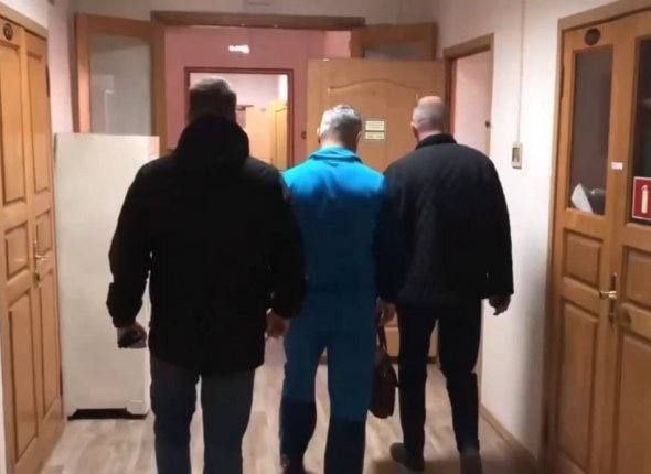 В Уссурийске перед судом предстанет киллер, застреливший предпринимателя в 2003 году  В Уссурийске суд рассмотрит уголовное дело об убийстве бизнесмена Андрея Смолдырева, совершенном на центральной площади города в 2003 году.    В содеянном обвиняется Дмитрий Махненко — он подкараулил предпринимателя и выстрелил в него семь раз.   От правосудия киллер скрывался до 2024 года.   Прислать новость:     Ссылка на Чат