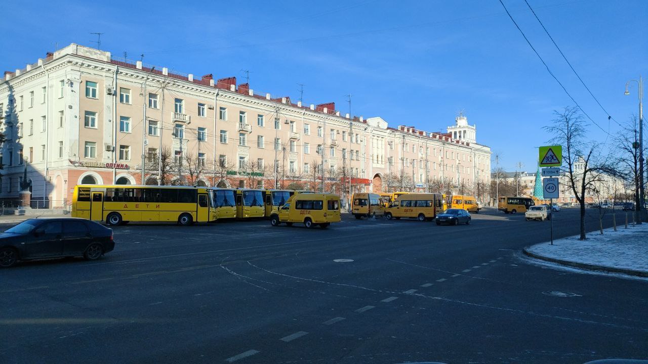 37 новых школьных автобусов сегодня вручили округам Курганской области.   По словам губернатора Шумкова, весь транспорт чистый и безопасный. Сейчас автопарк школьных автобусов региона обновлен более чем на 80%.   Фото: Курган Новый.     Подпишись на «Короче, Курган»