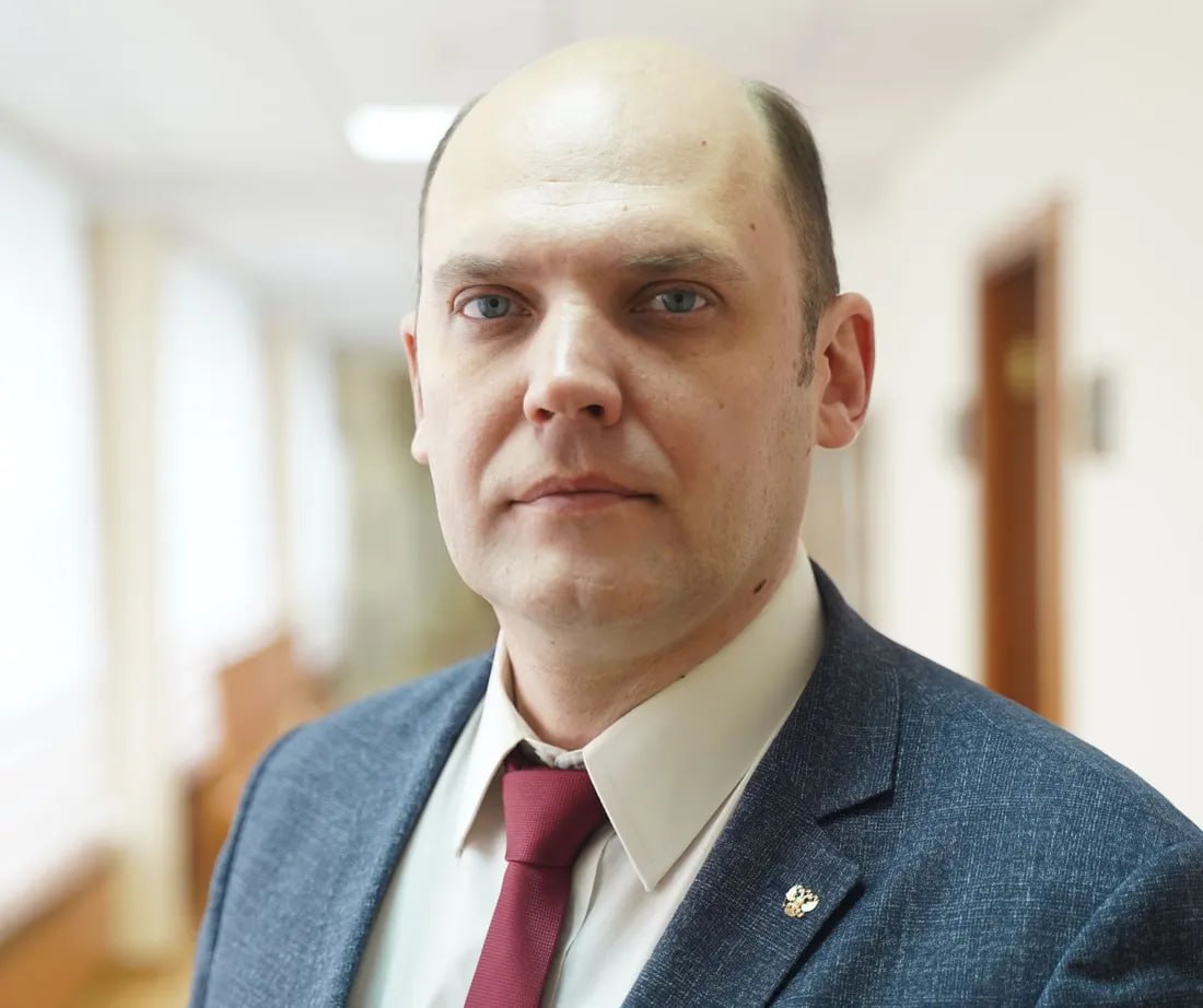 Новость о назначении новосибирца Александра Колмакова новым начальником областного департамента строительства пришла с опозданием ровно на один год В январе прошлого года писал о планах сменить томича Дмитрия Ассонова на этом посту Это говорит и о скорости принятия управленческих решений и о том что Томск постепенно превращается в районный центр Новосибирской области как оно и было до 1944 го года